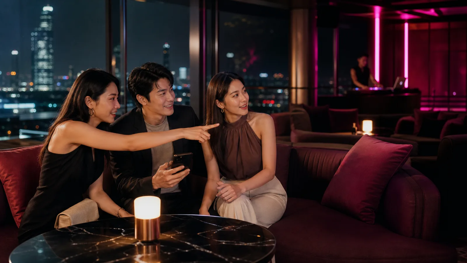เพื่อนเลือกโต๊ะในเลานจ์กลางคืนพร้อมวิวเมือง